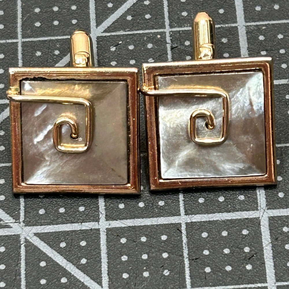 Swank Vintage Gold Tone Mother of Pearl Square Spiral Cufflinks‎ MCM Geometric